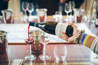 Dekantieren: Wann und wie man Wein richtig umfuellt